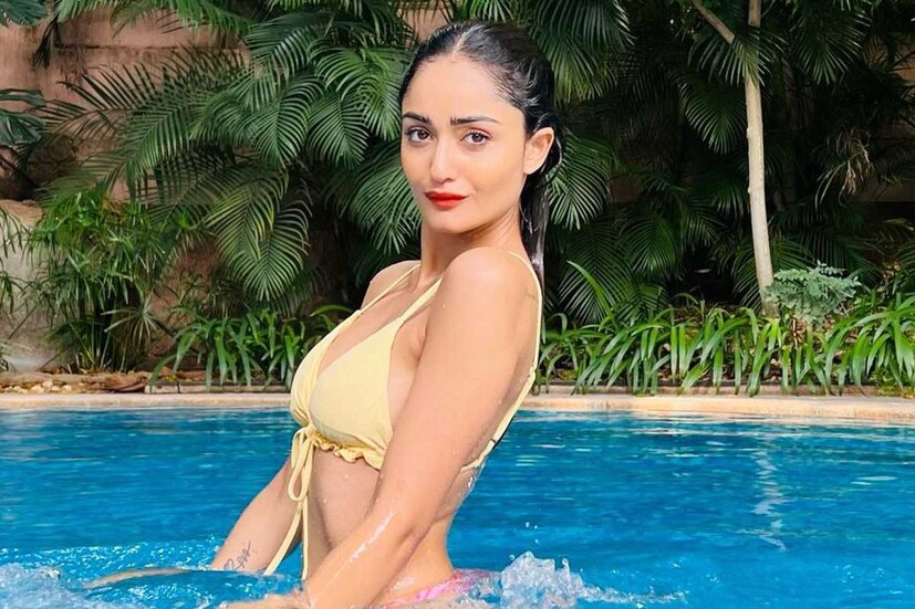 বাঙালি অভিনেত্রী ত্রিধা চৌধুরীর একের পরে এক ছবি সোশ্যালের উষ্ণতা বাড়াচ্ছে। এবার হলুদ বিকিনিতে স্যুইমিং পুলে ধরা দিলেন তিনি।