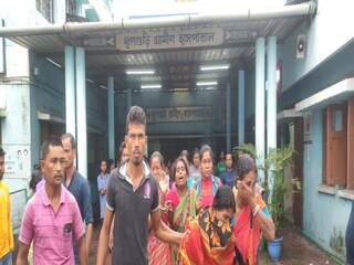 ভেঙে পড়েছে পরিবার