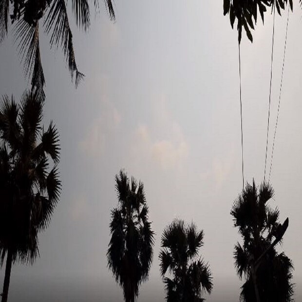 মৌসুমী অক্ষরেখা ক্রমশ সরে যাচ্ছে। আর তার ফলে এবার বাড়বে তাপমাত্রা। শুধু তাই নয়, বাতাসে জলীয় বাষ্প বেশি থাকায় হবে আর্দ্রতা জনিত অস্বস্তি। বাংলায় শুধু বিক্ষিপ্ত হালকা থেকে মাঝারি বৃষ্টির সম্ভাবনা দেখছে আবহাওয়াবিদরা (West Bengal Weather Update)। প্রতিবেদন : বিশ্বজিৎ সাহা 