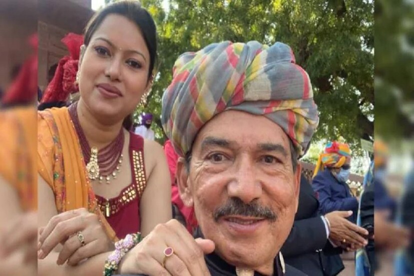 এমনকি মাঠের বাইরে জুনিয়র ক্রিকেটারদের সঙ্গে আলাদা করে সময় কাটানো তো দূরের কথা কোচিং স্টাফের কয়েকজন আর সদ্য বিবাহিত স্ত্রীকে সময় দিতেই ব্যস্ত থাকেন। বেঙ্গালুরুতে সেই দৃশ্য চোখে পড়েছে। এমনকি সিএবি কর্তারাও রনজি ট্রফির নকআউটের মতো গুরুত্বপূর্ণ পর্যায় অরুণ লাল স্ত্রীকে নিয়ে বেঙ্গালুরু গিয়েছেন সেটা ভালোভাবে মেনে নিতে পারেননি। ম্যাচ হারার পর কোচ অরুণ লাল জানিয়েছিলেন, ক্রিকেটাররা নকআউট পর্বে ৩৪০ রানের চাপ নিতে পারেনি। আসলে ভয় পেয়ে গিয়েছিল।