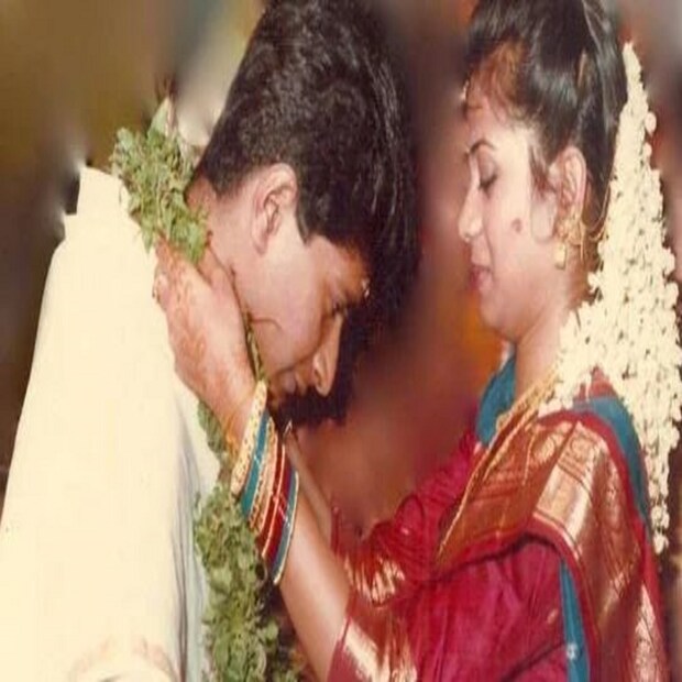 *বন্ধুত্ব হোক বা প্রেম, পলের গানগুলি নিজের স্ত্রীকে ডেডিকেট করেছিলেন কেকে৷ একটি জনপ্রিয় লাফটার শোয়ে একথা স্বীকার করে নিয়েছিলেন জনপ্রিয় গায়ক৷ তিনি জানিয়েছিলেন যে ক্লাস ৬ থেকে তাঁর বন্ধুত্ব যা ভবিষ্যতে প্রেমের আকার নেয়৷ এবং বিয়েতে পরিণতি পায় সেই প্রেম৷ কেকে-র স্ত্রীর নাম জ্যোতি লক্ষ্মী কৃষ্ণা৷ কেকে নিজেও যেমন ছিলেন প্রচার বিমুখ, তাঁর পরিবারও কখনও সেভাবে মিডিয়ার সামনা-সামনি হয়নি৷ 