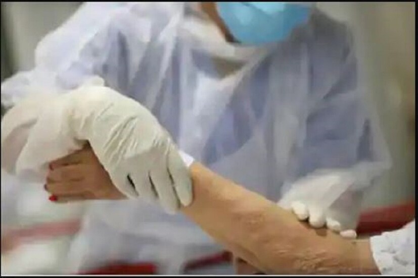 mRNA ভ্যাকসিন কি? মিন্টে প্রকাশিত রিপোর্ট অনুযায়ি, মেসেঞ্জার আরএনএ হল এক ধরণের আরএনএ যা শরীরে প্রোটিন তৈরির জন্য প্রয়োজনীয়। এমআরএনএ কোষের অভ্যন্তরে প্রোটিন কীভাবে তৈরি হয় তার ব্লুপ্রিন্ট সেট করে। এর জন্য তিনি জিনের স্ট্রাকচারের বিজ্ঞান নিয়ে কাজ করেছেন। একবার কোষগুলি প্রোটিন তৈরি করে, তারা দ্রুত এমআরএনএ ভেঙে দেয়। ভ্যাকসিনের mRNA কোষের নিউক্লিয়াসে প্রবেশ করে না এবং ডিএনএ পরিবর্তন করে না। Photo- File 