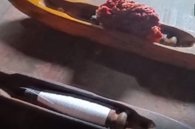 তবে সুতির গামছা মেশিনে বোনা গামছার তুলনায় দাম তুলনামূলকভাবে বেশি হয় বর্তমানে তার চাহিদা কম। কিন্তু এখনও অনেক মানুষ আছেন যারা পয়সার কথা না ভেবে নিজের স্বাস্থ্যের কথা মাথায় রেখেই সুতির গামছা ব্যবহার করতেই স্বাচ্ছন্দ্যবোধ করেন। যে কারণে এখনো বিভিন্ন দোকানে পাওয়া যায় সেই সমস্ত হস্তচালিত তাঁতে বোনা সুতির গামছা।   স্থানীয় এক দোকানদারের কথা অনুযায়ী হাতে বোনা সুতির একটি গামছার মূল্য বর্তমানে ১০০ থেকে ১২০ টাকা তার তুলনায় মেশিনে বোনা গামছা ৪০ থেকে ৫০ টাকায় পাওয়া যাচ্ছে। সেই কারণে হাতে-বোনা গামছার থেকে মেশিনে বোনা গামছার বর্তমানে চাহিদা রয়েছে বেশি।