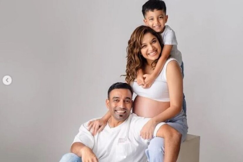 রবিন উথাপ্পা আপলোড করা দ্বিতীয় ছবিতে তিনজনকেই বসে থাকতে দেখা যাচ্ছে। তিনজনের মুখেই বড় হাসি। ছবিতে রবিন উথাপ্পার প্রেগন্যান্ট স্ত্রী শীতলকে নিজের সম্ভাব্য মাতৃত্বের শোভা ফ্লন্ট করতে দেখা যাচ্ছে। Photo Courtesy- Instagram