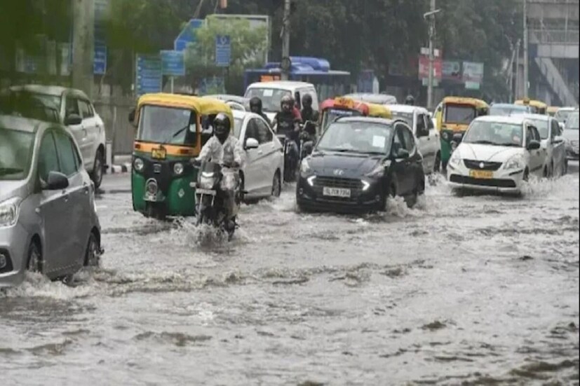 বেলা এগারোটা থেকে বিকেল চারটে পর্যন্ত অস্বস্তি বেশি৷ তাপমাত্রার সেই এক খেলাই জারি ৩৫ ডিগ্রি সেলসিয়াস তাপমাত্রা দেখালেও ফিল লাইক তাপমাত্রা ইতিমধ্যেই ৪২ ডিগ্রি সেলসিয়াসের মতো হয়ে রয়েছে৷ Photo- Representative