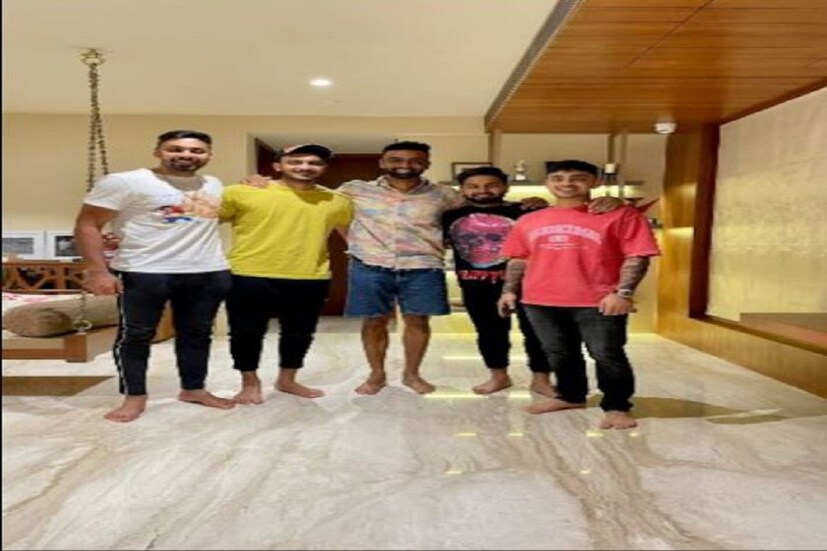 টিম ইন্ডিয়ার জোরে বোলার জয়দেব উনদকট (Jaydev Unadkat House Party) নিজের অফিসিয়াল ট্যুইটার হ্যান্ডেলে তিনটি ছবি শেয়ার করেছেন৷ প্রথম ছবিতে উনদকটের সঙ্গে আবেশ খান, অক্ষর প্যাটেল, ঋষভ পন্থ, এবং ইশান কিষাণকে দেখা যাচ্ছে৷ তাঁরা ক্যাজুয়াল পোশাকে ক্যামেরায় লুক দিচ্ছেন৷ Photo Courtesy- (@JUnadkat/twitter)
