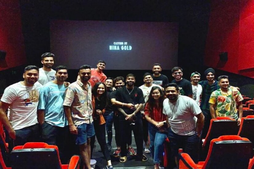 জয়দেব উনদকট একটি দ্বিতীয় ছবি শেয়ার করেছেন সেখানে হার্দিক পান্ডিয়া, অর্শদীপ সিং, বেঙ্কটেশ আইয়ার. উমরান মালিকের সঙ্গেও ইশান কিষাণ ও আবেশ খানকে দেখা গেছে৷ সকলেই পার্টিতে জবরদস্ত এনজয় করছেন৷ Photo Courtesy- (@JUnadkat/twitter)