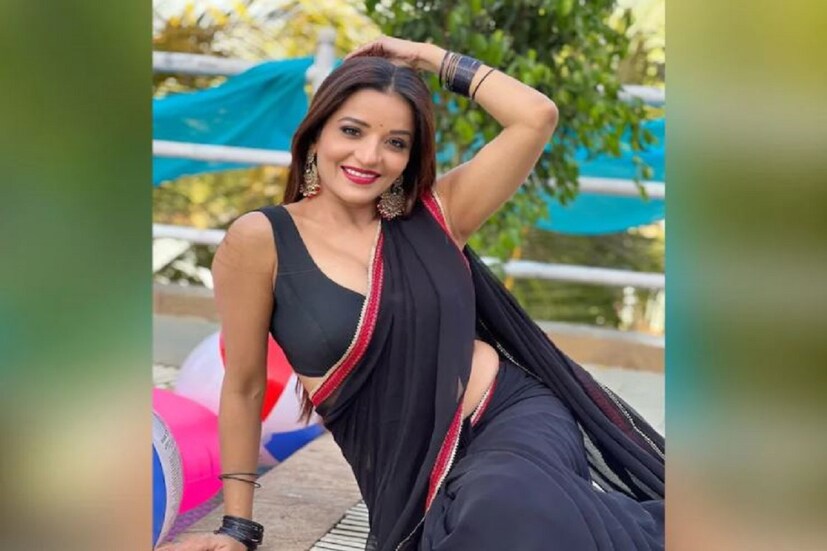 অভিনেত্রী মোনালিসা সোশ্যাল মিডিয়ায় অত্যন্ত অ্যাক্টিভ৷ নিজের যৌনতাপূর্ণ আবেদন সবসময়েই ফ্যানদের চোখকে গভীর সুখ দেয়৷ ফের একবার নিজের স্টানিং লুকসের জন্য ফের একবার হট ফটো নিয়ে ভাইরাল হলেন তিনি৷   (Photo Source- monalisa instagram)