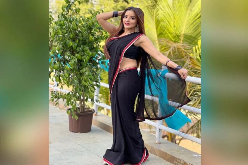 পাশ্চাত্য পোশাক থেকে ভারতীয় পোশাক সবেতেই তাঁর শরীরের আঁটোসাঁটো বাঁধুনি একেবারে পারফেক্ট৷ এবারে একটা কালো শিফন শাড়িতে মোহময়ী হয়ে উঠলেন তিনি৷   (Photo Source- monalisa instagram)
