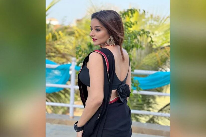 মোনালিসা সিম্পল ব্ল্যাক শাড়িতে একেবারে আগুন লাগছেন৷  (Photo Source- monalisa instagram)
