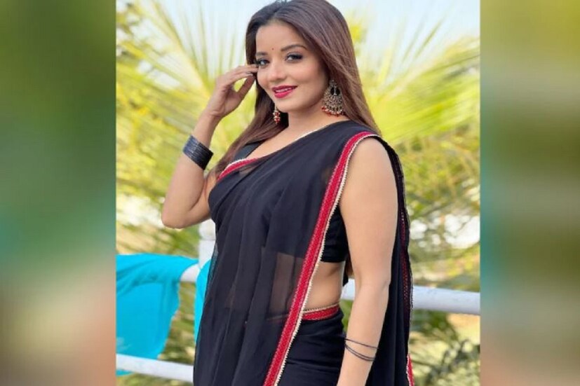 বড় ঝুমকো, লাল ঠোঁট, নিজের চুলের স্টাইল নিয়ে একেবারে যৌন আকর্ষণের কেন্দ্র হয়ে রয়েছেন মোনালিসা৷   (Photo Source- monalisa instagram)