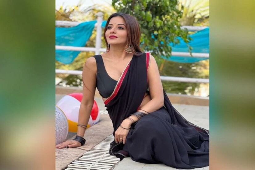 ছবিতে মোনালিসা নিজের লুকসের পাশাপাশি নিজের কামাল পোজে একেবারে দর্শকদের রাতের ঘুম উড়িয়ে দিচ্ছেন৷  (Photo Source- monalisa instagram)