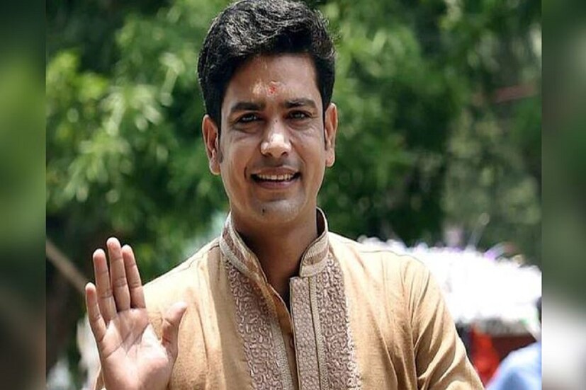 সিএবি কর্তারাও এবার নড়েচড়ে বসতে চান। সব দেখেশুনে একজন খারুস বা হার না মানা যোদ্ধাকেই বাংলার কোচিং দায়িত্ব দিতে চাইছেন। সেক্ষেত্রে ভিন রাজ্যের কোচের দিকে না তাকিয়ে, ঘরের ছেলে প্রাক্তন অধিনায়ক লক্ষ্মীরতন শুক্লার হাতেই দায়িত্ব তুলে দিতে পারেন কর্তারা। খেলোয়াড় জীবনে নিজের লড়াকু মানসিকতার জন্য সব সময় প্রশংসিত হতেন লক্ষ্মী। ইতিমধ্যেই অনূর্ধ্ব ২৫ বাংলা দল নিয়ে কাজ করছেন লক্ষ্মী। এখনই প্রকাশ্যে এই নিয়ে কিছু না বললেও সূত্রের খবর, লক্ষ্মীরতন শুক্লাও ঘনিষ্ঠ মহলে জানিয়েছেন তিনি দায়িত্ব নিতে তৈরি। তবে তার বেশ কয়েকটি শর্ত রয়েছে। দলের সাপোর্ট স্টাফ নিজে নির্বাচন করতে চান লক্ষ্মী। আর দল নির্বাচনের ক্ষেত্রেও তার সিদ্ধান্তকে প্রাধান্য দিতে হবে বলে ঘনিষ্ঠ মহলে জানিয়ে রেখেছেন প্রাক্তন অধিনায়ক।