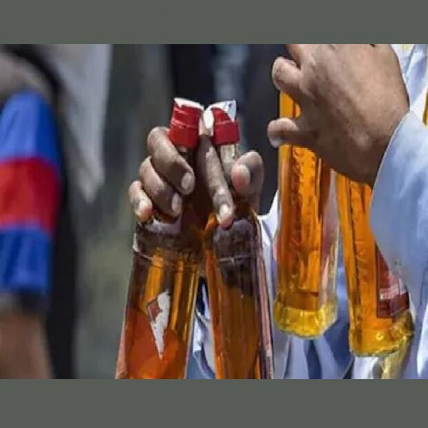 *আগামী মাস থেকে মদের দাম ২০ শতাংশ পর্যন্ত কম হতে পারে। জানানো হয়েছে যে, সরকার তাদের নতুন আবগারি নীতি তৈরি করেছে। মঙ্গলবার অনুষ্ঠানিক ভাবে মন্ত্রিসভার বৈঠকে এর অনুমোদন মিলতে পারে বলে জানা গিয়েছে। প্রতিবেশী রাজ্য চণ্ডীগড়, হরিয়ানা এবং রাজস্থান থেকে মদের চোরাচালান রোধ করার লক্ষ্যে পঞ্জাব সরকার নতুন আবগারি নীতি তৈরি করেছে। 