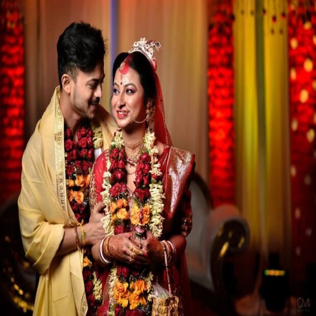 বিয়ে থেকে রিসেপশন, সব অনুষ্ঠানের ছবি ভক্তদের সঙ্গে ভাগ করে নিয়েছেন অভিনেতা৷ বিয়ের দিন দু’জনে৷ 