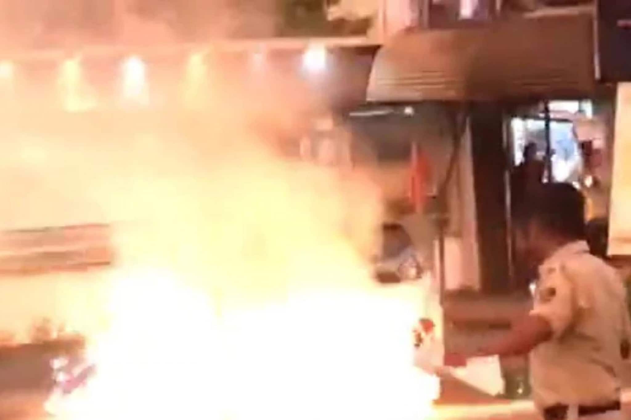 দেশের সব থেকে বিক্রি হওয়া ইলেকট্রিক গাড়িতে ভয়ঙ্কর আগুন, মাঝরাস্তায় পুড়ে ছাই