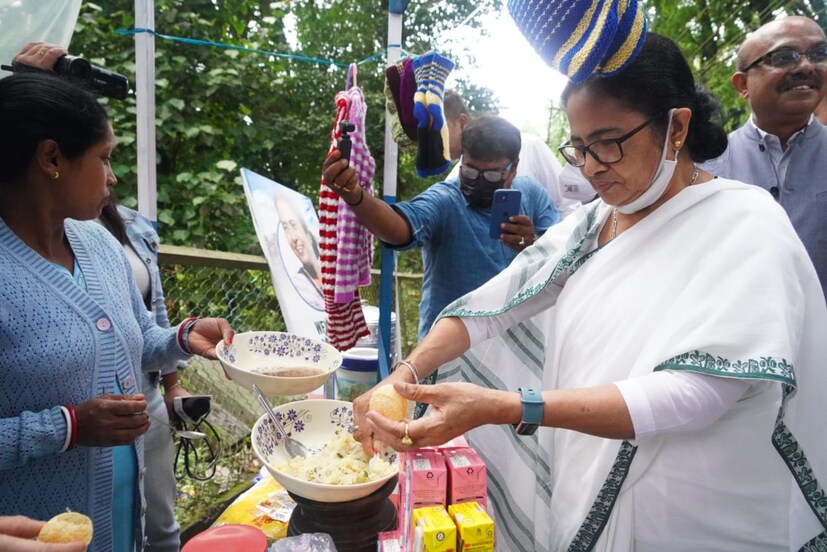 বস্তুত দীর্ঘ রাজনৈতিক টানাপোড়েন এবং অশান্তির পর মমতার (Mamata Banerjee || Phuchka) হাত ধরেই পাহাড়ে শান্তি ফিরেছে। সেই শান্তি যে তিনি কোনওভাবেই বিঘ্নিত হতে দেবেন না, সেটাও এদিন স্পষ্ট করে দিয়েছেন মুখ্যমন্ত্রী। মমতার কড়া বার্তা, “কোনওভাবেই পাহাড়কে অশান্ত হতে দেব না। কোনও ধান্দাবাজের কথায় পাহাড়ে যেন অশান্তি না হয়।” সোমরাজ বন্দ্যোপাধ্যায়