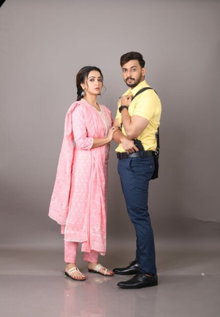 ছবিতে দুই চরিত্র অর্ক এবং প্রিয়াঙ্কা৷ রাতে ট্রেন ছুট হয় দু’জনের৷ অর্ক প্রতিশ্রুতি দেয় প্রিয়াঙ্কাকে ভালভাবে পৌঁছে দেওয়ার৷ তবে সেই রাতেই ঘটে বিপত্তি৷ দু’জনেই মুখোমুখি হয় ভয়ঙ্কর পরিস্থিতির৷ এভাবেই চলে ছবির গল্প৷ 