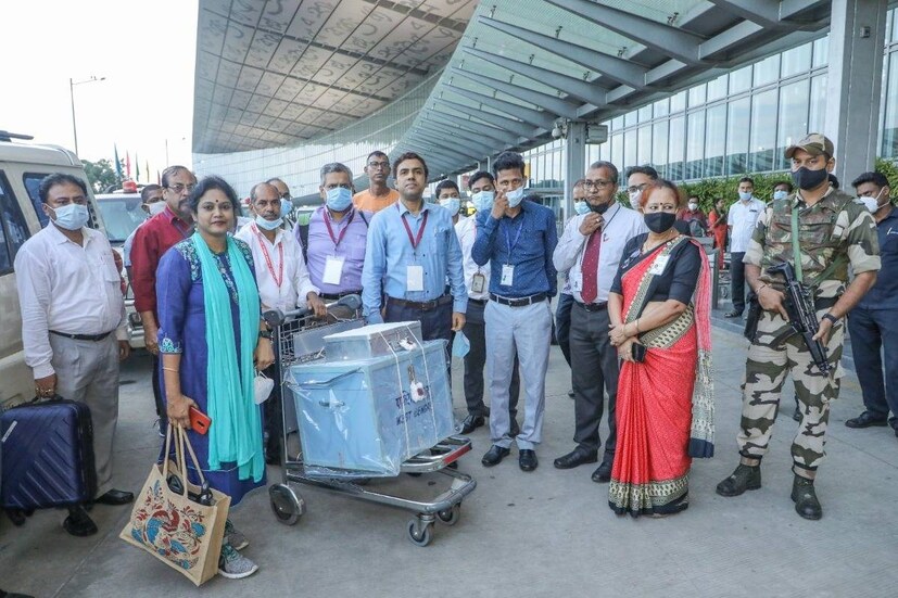 'মিস্টার ব্যালট বক্স!' টিকিটে লেখা হয় এমনই নাম। আর তার জন্য বরাদ্দ একটি আলাদা আসনও। রাষ্ট্রপতি নির্বাচনের ব্যালট বাক্স একেবারে রাজকীয় নিরাপত্তায় বিভিন্ন রাজ্য থেকে পৌঁছয় দিল্লিতে, নিয়মটা এমনই। মঙ্গলবার সেই নিয়ম মেনে কলকাতা বিমানবন্দর থেকে উড়ল এ রাজ্যের ব্যালট বাক্স। (তথ্য ও ছবি - অনুপ চক্রবর্তী)