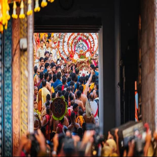 রথযাত্রায় জগন্নাথ, বলরাম, শুভদ্রা ছাড়াও তাঁদের সঙ্গে সহযাত্রী হিসেবে থাকেন অন্যান্য দেব-দেবী। জগন্নাথের সঙ্গে থাকেন মদনমোহন, বলরামের সঙ্গে থাকেন রামকৃষ্ণ এবং শুভদ্রার সঙ্গে থাকেন সুদর্শনা। 