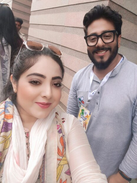 পরিচালক তথা বিধায়ক রাজ চক্রবর্তীর সঙ্গে সেলফি শ্রীময়ীর। 