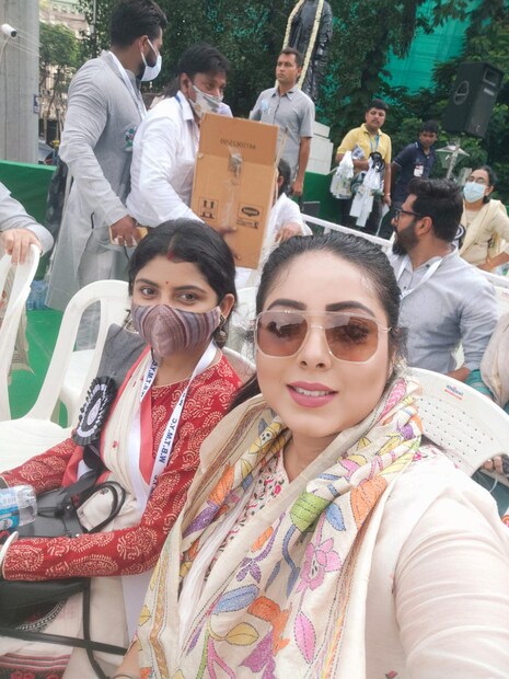 তৃণমূল বিধায়ক অদিতি মুন্সীর সঙ্গে সেলফিতে ব্যস্ত শ্রীময়ী। 