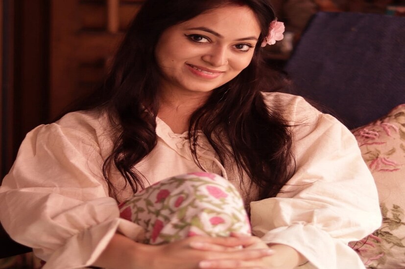 শুক্রবার সকাল সকাল টলিউডে খুশির খবরটি ছড়িয়ে পড়েছিল। মা হয়েছেন অভিনেত্রী বাসবদত্তা চট্টোপাধ্যায়। ওই দিন বাসবদত্তার স্বামী অনির্বাণ বিশ্বাস সোশ্যাল মিডিয়ায় সন্তান আসার কথা শেয়ার করেন। (Basabdatta Chatterjee)