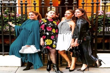 ছিলেন ৩, হঠাৎ হলেন ৪! করিনাদের স্ট্রিটওয়াকে বুঁদ লন্ডন, ছবি দেখলে মাথা ঘুরে যাবে