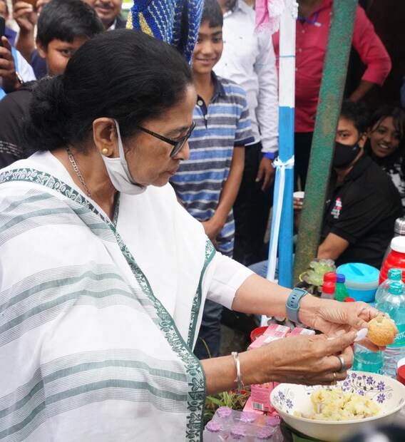 মঙ্গলবার উত্তরবঙ্গে জিটিএ’‌র শপথগ্রহণ অনুষ্ঠানে হাজির ছিলেন মুখ্যমন্ত্রী মমতা বন্দ্যোপাধ্যায়। পাহাড়বাসীর উদ্দেশ্যে মুখ্যমন্ত্রীর এদিনের বার্তা ছিল, “আমরা বন্ধুত্ব চাই। ঝগড়া চাই না। আমাদের একটাই লক্ষ্য, পাহাড় ভাল থাক। পাহাড় এগিয়ে যাক।&quot;