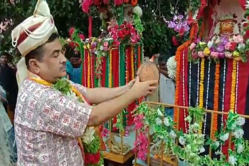 #তমলুক: পূর্ব মেদিনীপুর জেলার প্রাচীন শহর তমলুক। প্রাচীন এই তমলুকের অন্যতম প্রাচীন মন্দির হল শ্রীশ্রী গৌরাঙ্গ মহাপ্রভু জীউর মন্দির। এই মন্দিরে জগন্নাথ দেবের রথ সাড়ম্বরে আয়োজন করা হল।প্রাচীনত্বের দিক থেকে দেখতে গেলে তমলুকের গৌরাঙ্গ মহাপ্রভু মন্দিরের রথ জেলার অন্যান্য রথের চেয়ে প্রাচীন। করোনার কারণে পরপর দু'বছর বন্ধ থাকার পর এ বছর সাড়ম্বরে আয়োজন করা হয় রথযাত্রা উৎসবের।