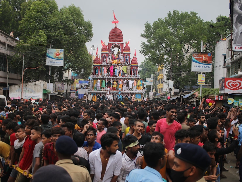  জেলা স্বাস্থ্য দফতর থেকে জানানো হয়েছিল শ্রীরামপুরে করোনা আক্রান্তের সংখ্যা বৃদ্ধি পেয়েছে তাই আগাম সর্তকতা হিসেবে মন্দির প্রাঙ্গণে রাখা হয়েছিল স্যানিটাইজার। Input- Rahi Haldar