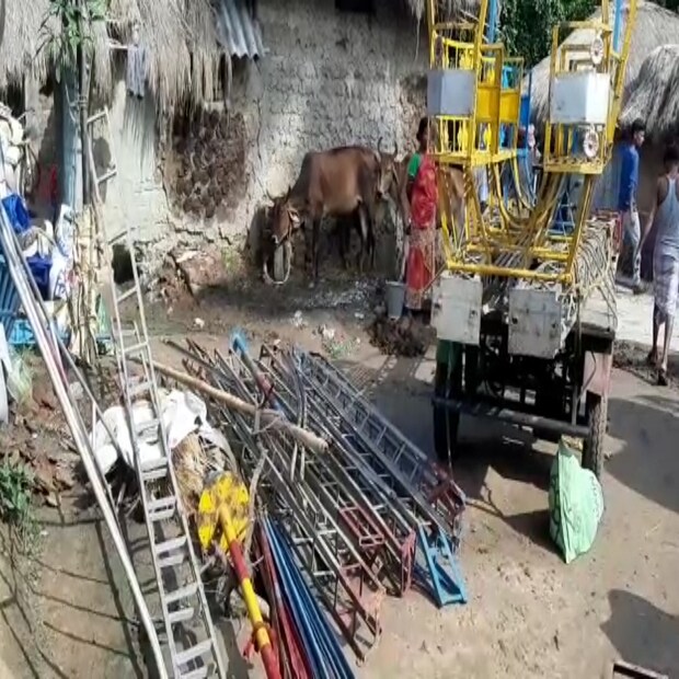 স্থানীয় বাসিন্দা সহদেব দাস জানান, মেলা চলার সময় বেশ কয়েকজন নাগরদোলায় ঘুরছিলেন। সেই সময় হঠাৎ হুরমুর করে ওই নাগরদোলাটি উল্টে যায়। সঙ্গে সঙ্গে এলাকায় চাঞ্চল্য ছড়ায়। যে যেদিকে খুশি দৌড় দিতে শুরু করে। এই ঘটনায় মোট ১৪ জন আহত হন। যাদের মধ্যে পাঁচজনকে আনা হয় বোলপুর সুপার স্পেশালিটি হাসপাতালে এবং বাকি দুজনকে পাঠানো হয় বর্ধমান মেডিকেল কলেজ। তাদের অবস্থা আশঙ্কাজনক।