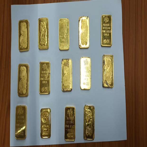 ফের কলকাতা থেকে বিপুল পরিমান সোনা উদ্ধার করল কাস্টমস আধিকারিকরা । তিনটি ভিন্ন মামলায় গত চব্বিশ ঘণ্টায় প্রায় দেড় কোটি টাকা মূল্যর সোনা উদ্ধার করল। কাস্টমস সূত্রে খবর, কলকাতায় বড়বাজার থেকে অষ্টআশি লক্ষ টাকার সোনার বার উদ্ধার করল কাস্টমস অধিকারিকরা। বড়বাজার রাজাকাতরা এলাকা থেকে। ১৪টি সোনার বার সহএক ব্যক্তি কাস্টমসের জালে।  বিপুল পরিমান সোনা কোথায় যাচ্ছিল খতিয়ে দেখা হচ্ছে।