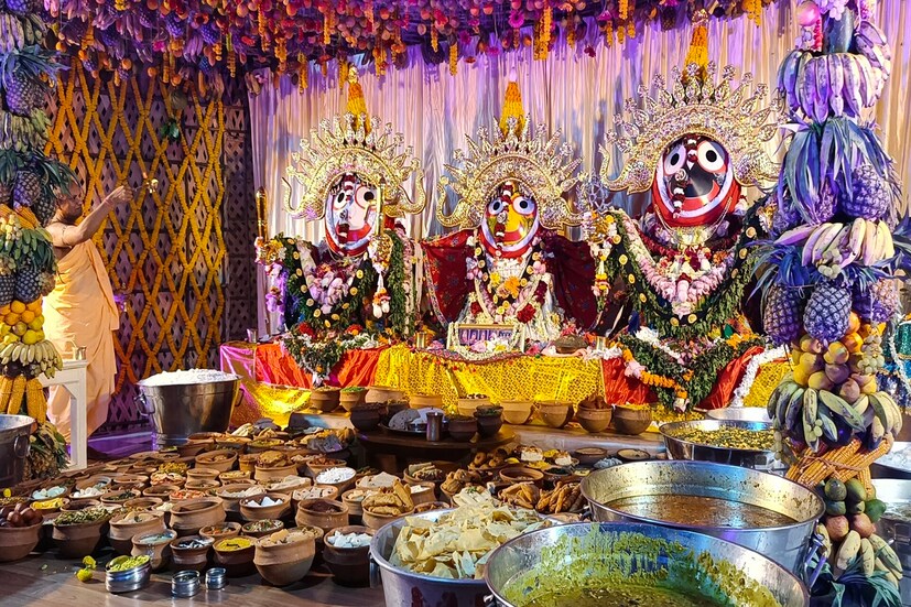 রাজকীয় ধরনের স্বর্ণ মুকুট পড়ানো হয় জগন্নাথ দেব বলরাম ও সুভদ্রা দেবীকে। দেশ-বিদেশের অসংখ্য ভক্তরা এই সময় মায়াপুর ইসকন মন্দিরে আসেন জগন্নাথ দেবকে দর্শন করার জন্য। প্রসঙ্গত গত দু'বছর করোনা মহামারির কারণে সেভাবে পালন করা হয়নি মায়াপুর ইসকনের রথযাত্রা উৎসব। দীর্ঘ দু'বছর পর আবারও মহাসমারোহে সাড়ম্বরের সাথে পালিত হচ্ছে মায়াপুরের রথযাত্রা উৎসব।