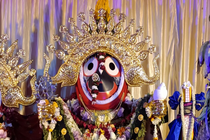 ভোর সাড়ে চারটের সময় শুরু হয় মঙ্গল আরতি। এরপর প্রতিদিন দুপুর সাড়ে বারোটার সময় ৫৬ ভোগ দেওয়া হয় জগন্নাথ দেবের সামনে। দেশ বিদেশের বিভিন্ন ধরনের খাবার রাখা হয় বিগ্রহের সামনে। তার মধ্যে থাকে চাওমিন, পাস্তা, বার্গার, ক্রিমরোল, ডোনাট আরো রকমারি খাদ্য। দেশ বিদেশের বহু ভক্তরা প্রতিনিয়ত আসছেন জগন্নাথ দেবকে দর্শন করতে।