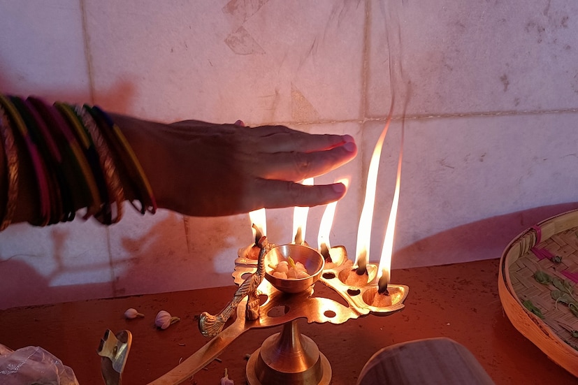 দীর্ঘ দু'বছর পর আবারও পুরোনো প্রথা মেনে মহাসমারহে পালন করা হচ্ছে জগন্নাথ দেবের রথযাত্রা উৎসব। ইসকন মন্দিরের ভেতরেই বিভিন্ন ফল দিয়ে সাজানো হয়েছে জগন্নাথ দেবের প্যান্ডেল। প্রতিদিন ভক্তের ঢল দেখা যাচ্ছে চোখে পড়ার মতো।