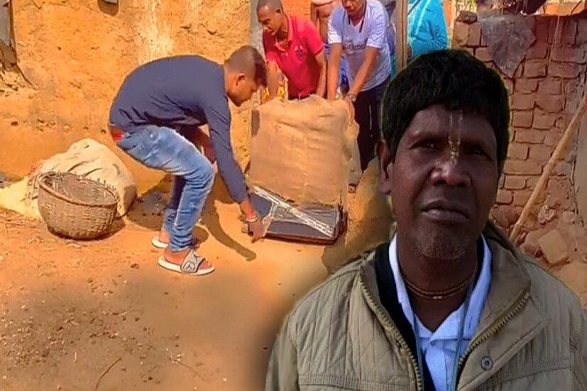 বীরভূমের দুবরাজপুর ব্লকের অন্তর্গত লক্ষীনারায়নপুর গ্রাম পঞ্চায়েতের কুড়ালজুড়ি গ্রামের এই ভুবন বাদ্যকর এক সময় অত্যন্ত দরিদ্রতার মধ্য দিয়ে দিন কাটিয়েছেন। একটি ভাঙ্গা খড়ের কুঁড়েঘরে বসবাস করতে হয়েছে তাকে। তবে ভাইরাল হওয়ার দৌলতে রাতারাতি ভাগ্য বদলে যায় তার।