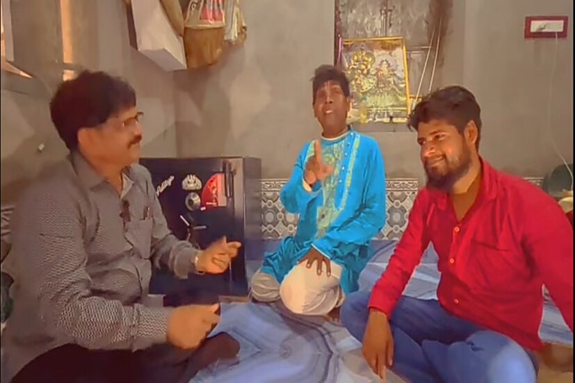ভুবন বাদ্যকর ভাইরাল হওয়ার পর নিজের জন্য একটি পাকা বাড়ি তৈরি করেছেন। সেই পাকা বাড়ির ইন্টেরিয়র ডেকোরেশন দেখার মত। এই ডেকোরেশন বড় বড় সেলিব্রেটিদের অন্দরমহলের ডেকোরেশনকে হার মানাতে পারে। পাশাপাশি তার হাতে পৌঁছে গিয়েছে Iphone13। আর এবার তার বাড়িতে পৌঁছালো একটি অত্যাধুনিক বহু মূল্যবান লকার।