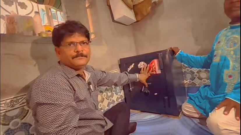 তার গানে মুগ্ধ হয়ে পশ্চিম মেদিনীপুরের খড়্গপুরের এক ব্যবসায়ী রাজ শমারিয়া তাকে এই বহুমূল্যবান এবং অত্যাধুনিক লকার উপহার স্বরূপ দিয়েছেন। শুধু উপহারস্বরূপ তা দিয়েছেন এমনটা নয়, পাশাপাশি সেই লকার ভুবন বাদ্যকরের বাড়িতে তিনি নিজে পৌঁছে দিয়েছেন।