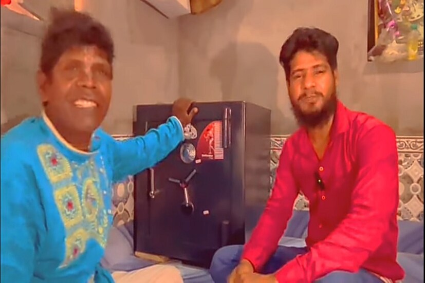  অন্যদিকে ভুবন বাদ্যকর এইভাবে এমন একটি লকার উপহার পাওয়ার পরিপ্রেক্ষিতে ওই ব্যবসায়ীর প্রশংসায় পঞ্চমুখ। তিনি জানিয়েছেন, দূর খড়গপুর থেকে রাজা শমারিয়া তাকে এই উপহার দিতে বাড়ি পর্যন্ত ছুটে এসেছেন। তিনি এই উপহার পেয়ে খুব খুশি। যদিও এই লকারটির দাম কত তা সম্পর্কে ওই ব্যবসায়ী কিছু বলেননি এবং ভুবন বাদ্যকর কিছু বলতে পারেনি।