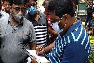 ফাইন নিচ্ছেন পুরপ্রধান