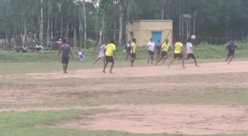 অনেকেই বলেন, বিবাহিত জীবন নাকি বন্দিদশা। একটা সময় যে ছেলে সারাদিন ঘরের বাইরে থাকত, মাঠে-ঘাটে সময় কাটাতো, বিবাহ বন্ধনের পর তারা কার্যত ঘরকুনো হয়েই থাকেন। এতো গেল বিবাহিতদের নিয়ে অবিবাহিতদের খিল্লি। আবার বিবাহিতরা বলেন, কাজের চাপ, ঘর সংসার সামলানোর দায়িত্ব একা হাতে সামাল দিতে আর নিজের জন্য সময় থাকে না।