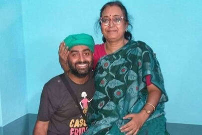 ইংরেজি শিক্ষিকা সুনীতা লাহিড়ীর সাথে গায়ক অরিজিত সিং 