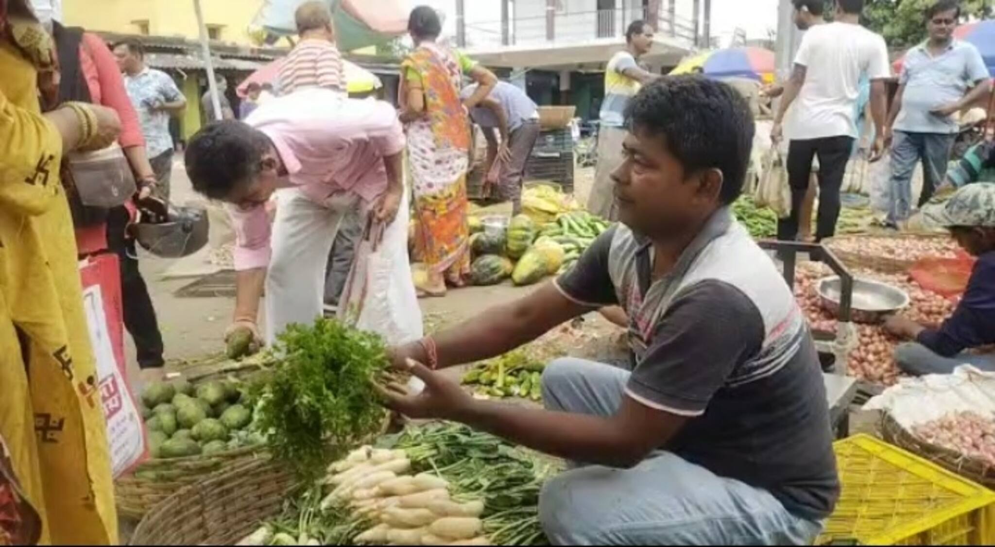 অল্প ভাতায় সংসার চলে না, সবজি বিক্রি করেন তৃণমূল কাউন্সিলর