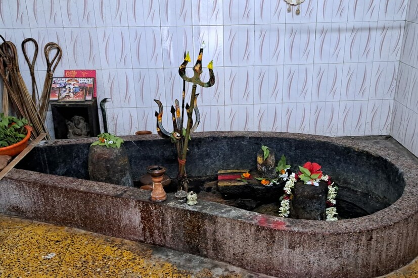 মন্দিরের বর্তমান পুরোহিত জানান, প্রতিদিন সকালে শিবের পুজো হয়। প্রতি সোমবার মহাদেবের বিশেষ পুজো হয়। এছাড়াও শিবচতুর্দশী তিথিতে বিশেষ পুজো পাঠ হয়। প্রতি বছর চৈত্র মাসে গাজন ও চৈত্র সংক্রান্তির দিন চড়ক পুজো হয়। চক্রেশ্বর শিব মন্দিরটি তাম্রলিপ্ত পৌরভবন এর কাছেই অবস্থিত। 