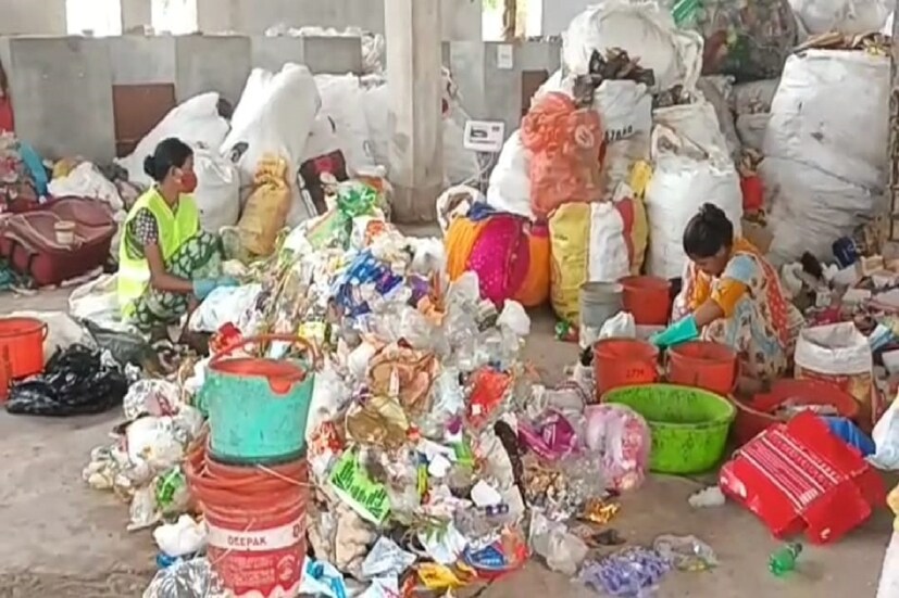 রাজ্যের মধ্যে সবথেকে বেশি সংখ্যক পৌরসভা রয়েছে উত্তর ২৪ পরগনায়। মোট ২৭ টি পুরসভা নিয়ে গড়ে ওঠা সুবিশাল জেলা গুলির মধ্যে এটি অন্যতম। এই পুরসভা গুলির মধ্যে মডেল পুরসভা হওয়ার দৌড়ে অনেকটাই এগিয়ে রয়েছে মধ্যমগ্রাম পুরসভা। পরবর্তীতে রয়েছে হাবরা, বারাসাত সহ অন্যান্য পুরসভা গুলিও। তবে মধ্যমগ্রাম পুরসভার নানা পদক্ষেপ ইতিমধ্যেই স্বীকৃতি লাভ করেছে সাধারণ জনগণের মধ্যে। যার ফলে খুশি পৌরবাসীরাও।