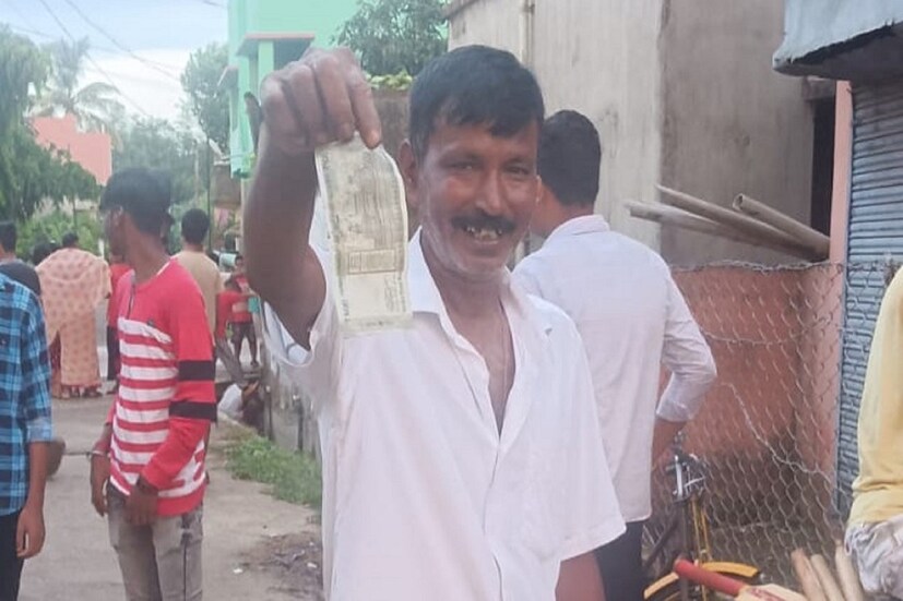 কোন ব্যক্তি তাদের হিসাব বহির্ভূত টাকা এভাবে ড্রেনের জলে ফেলে দিয়েছেন কিনা, তা নিয়েও চাঞ্চল্য ছড়িয়েছে। অন্যদিকে বেশ কিছু মানুষজন বলছেন, এ সময় কেন্দ্রীয় গোয়েন্দা সংস্থাগুলি তৎপর রয়েছে। কয়লা কাণ্ডের তদন্তে নেমে বেশ কয়েকজন প্রভাবশালী, এমনকি ইসিএল কর্তাদের গ্রেফতার করা হয়েছে। স্বাভাবিকভাবেই সেই ঘটনায় যুক্ত থাকা কোন ব্যক্তি এমন কাণ্ড ঘটাতে পারেন বলে অনুমান করছেন অনেকে। তবে ইতিমধ্যেই বিষয়টি নিয়ে চাঞ্চল্য শুরু হয়েছে। পাশাপাশি তদন্ত শুরু হয়েছে পুলিশের পক্ষ থেকে। Input- Nayan Ghosh