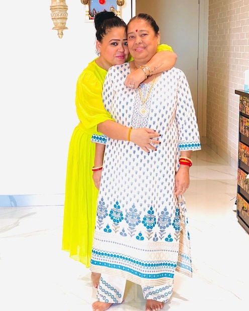 মায়ের সঙ্গে আদুরে মুহূর্তে। 