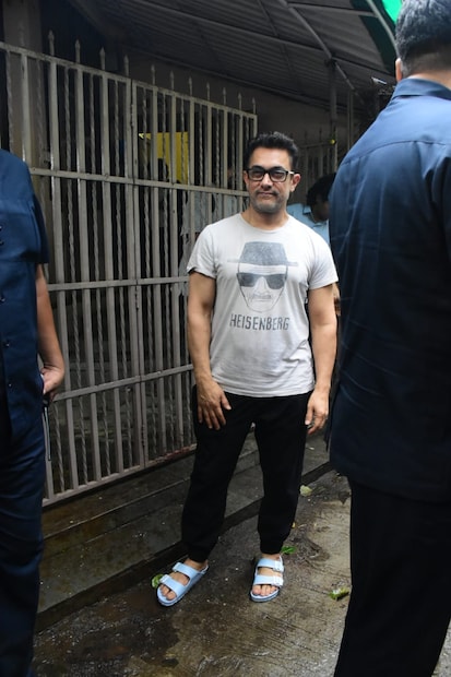 ডাবিং স্টুডিওর বাইরে বলিউডের 'পারফেকশনিস্ট' আমির খান।