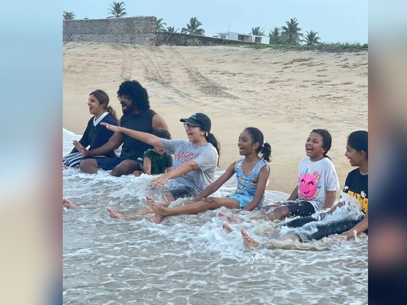 সমুদ্রের ঢেউয়ের মাঝে নায়িকা, তাঁর স্বামী এবং বাচ্চারা৷ 